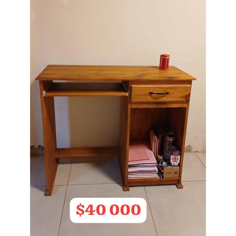 Escritorio Para Pc, Impecable Solo Un Mes De Uso, En Pino Pintado Con Cetol