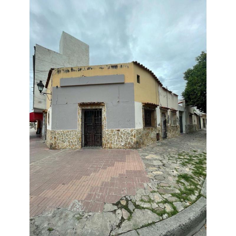 Casa esquina con local gastronómico en venta – Caseros y Santa Victoria – Salta
