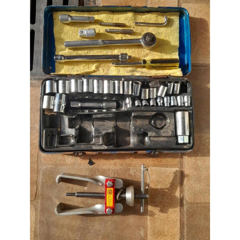 Juego de tubos completo. Un saca ruleman. Dos trípode para soporte de autos