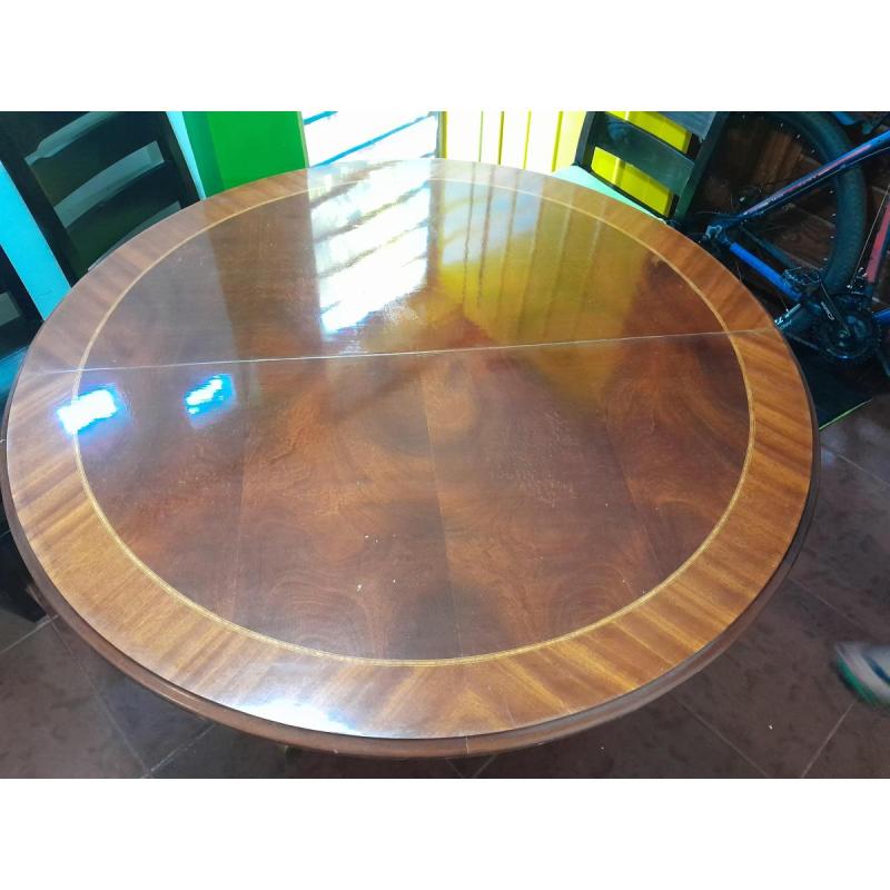 Mesa antigua de madera, extensible, con vidrio removible