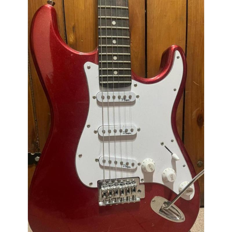 Vendo Guitarra electrica Stratocaster st100rd y accesorios