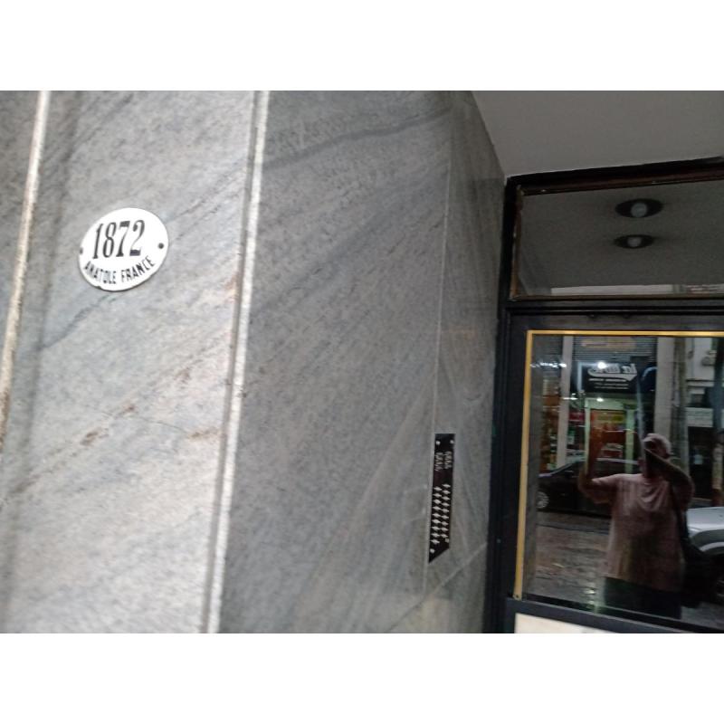 Excelente semipiso en el centro comercial de Lanús Este.