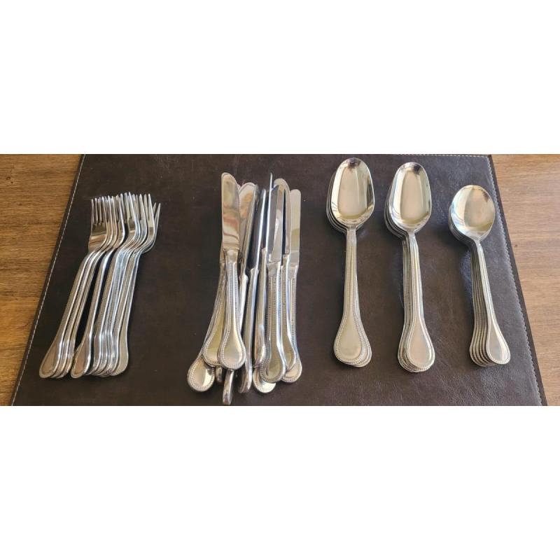 53 piezas de cubiertos de material plateado marca Volf