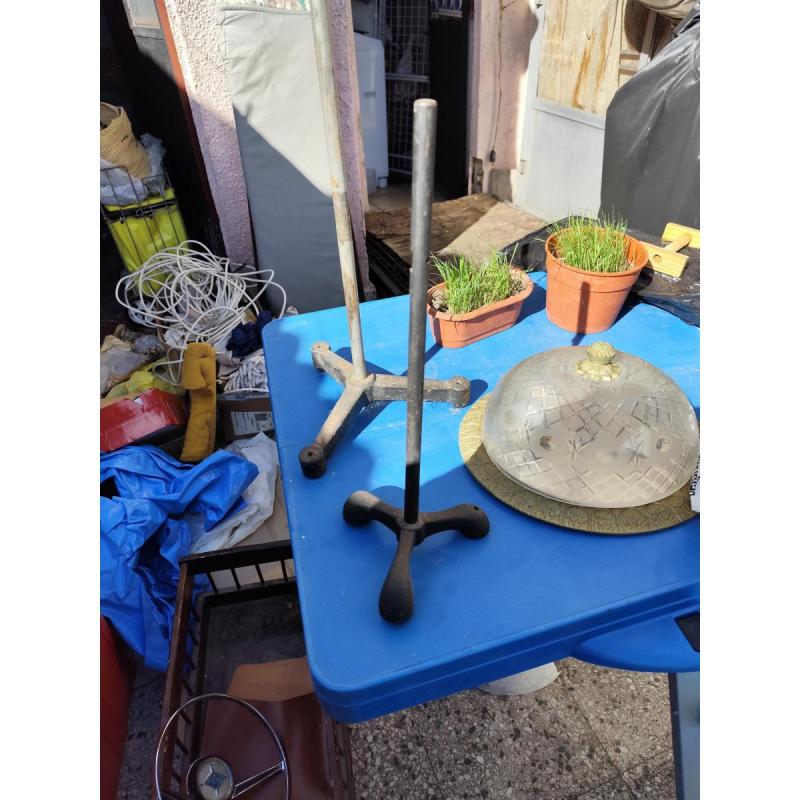 antiguos tripodes de hierro