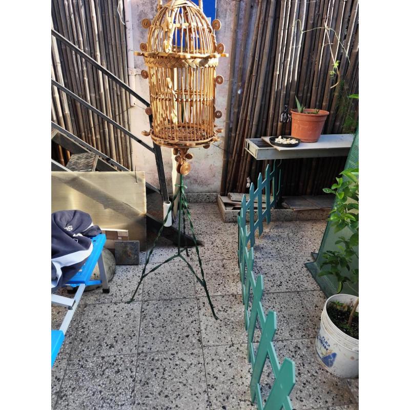 antigua jaula de mimbre con base de hierro