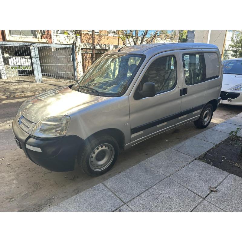 berlingo 2015 1.6 hdi. furgon business mixto.