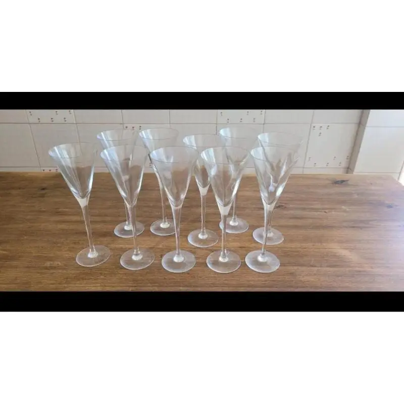 10 copas de vino blanco