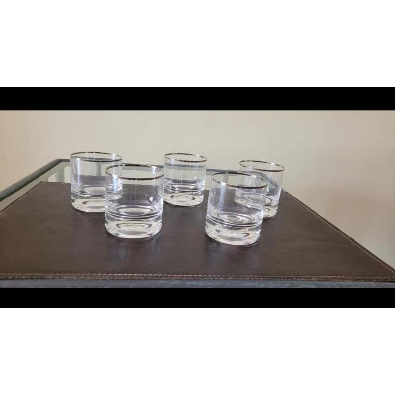 5 vasos de cristal con borde plateado