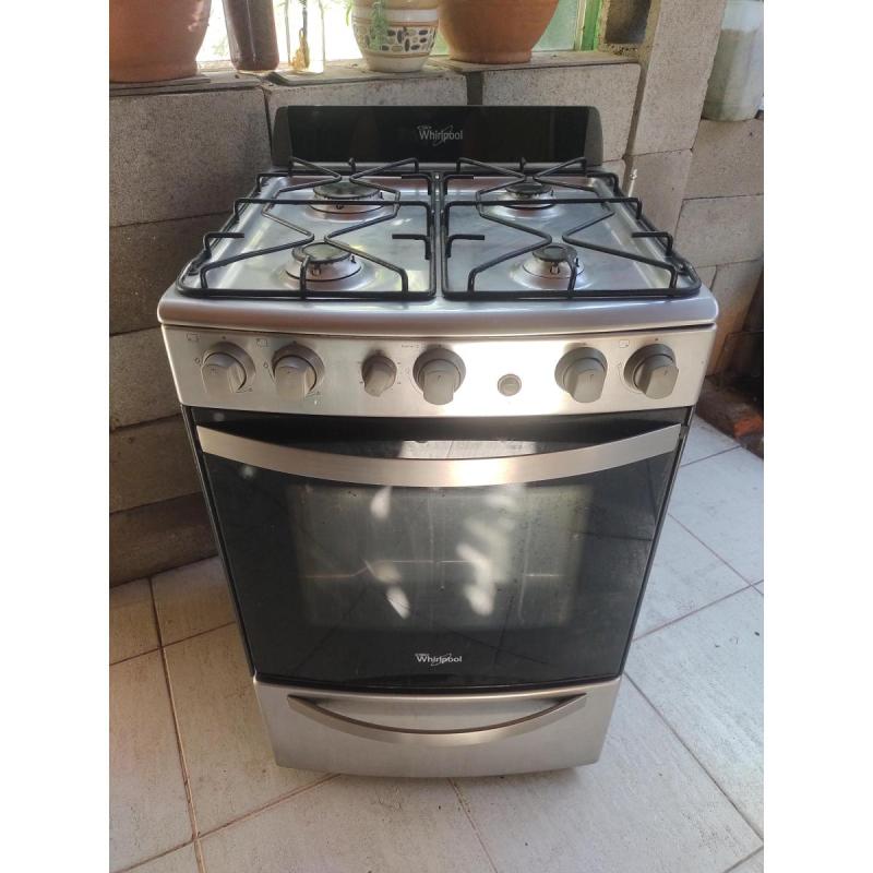 Cocina de acero inoxidable usada impecable Whirlpool