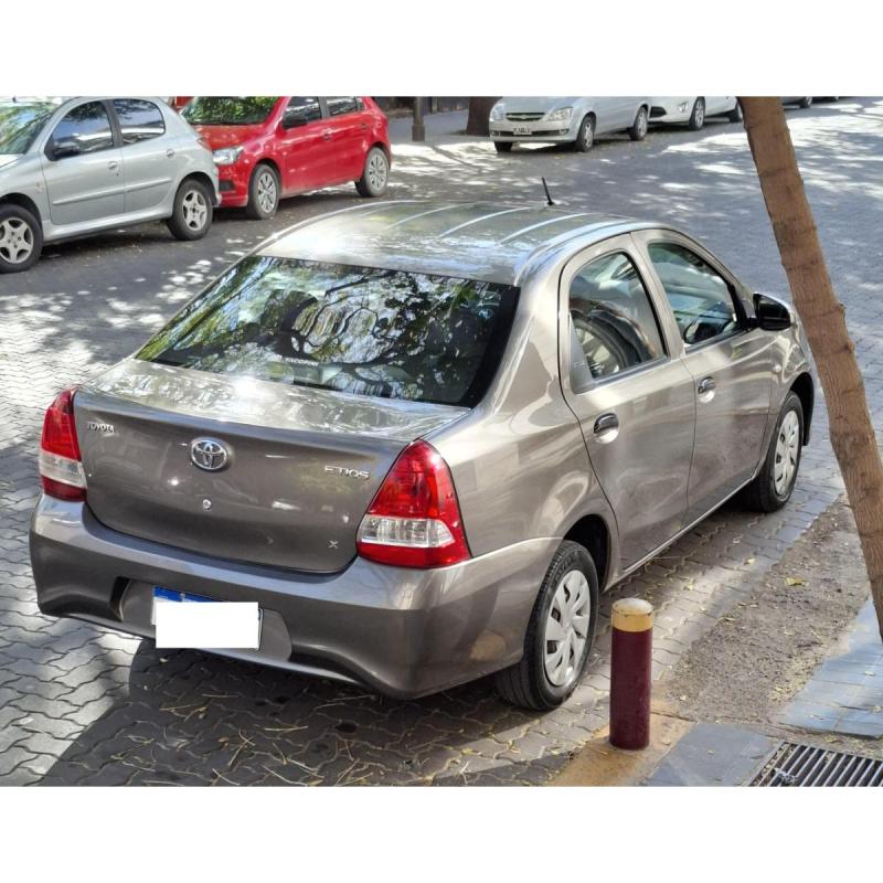 2019 Toyota etios 1.5 4ptas x 6mt (l18) - NO PERMUTO - 4/5