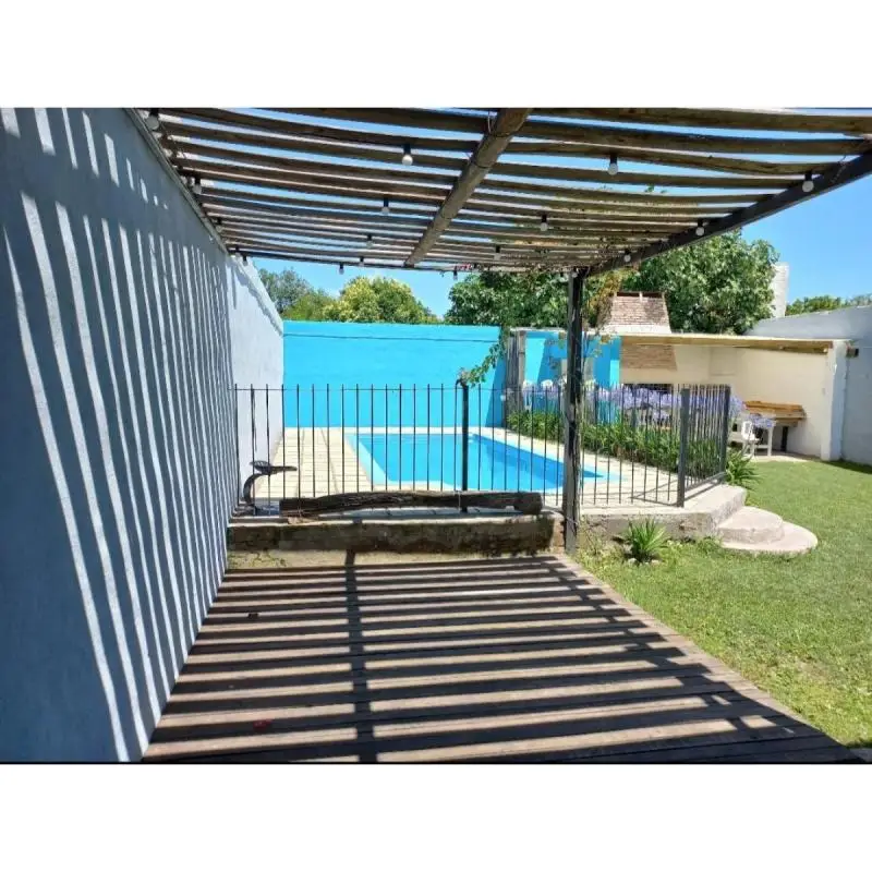 Vendo (No alquilo) casa en la zona de calles Las Rosas y Vélez Sarfield (Barrio Villa Aurora-Olavarr