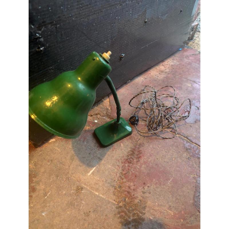 antigua lampara de taller