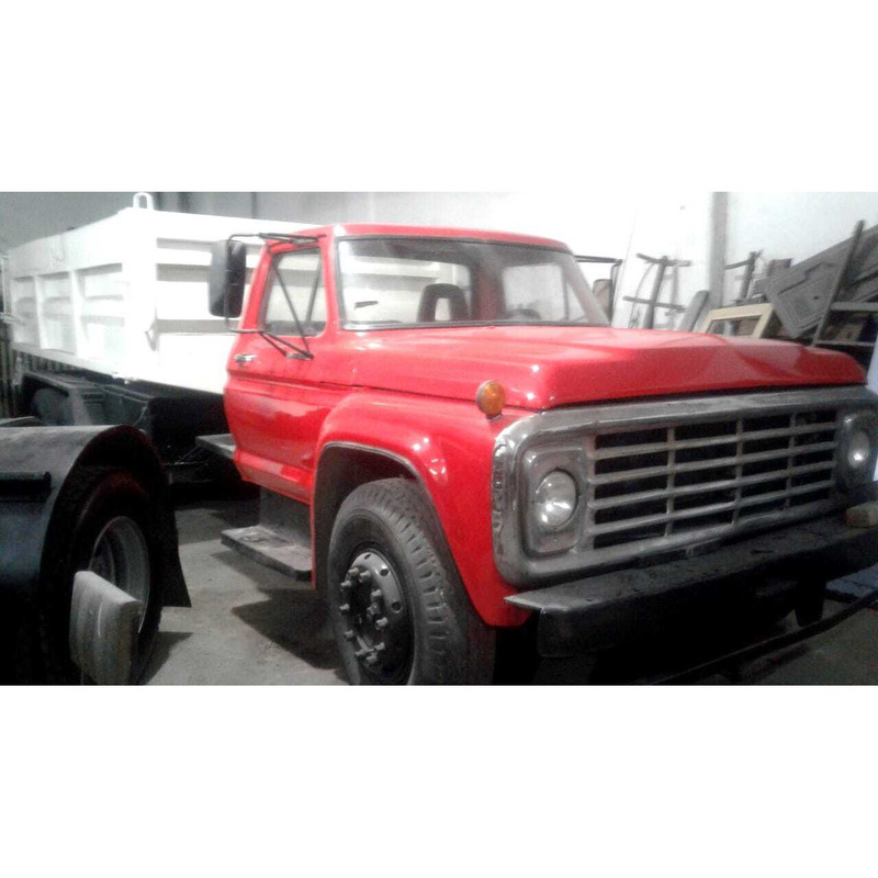 Camión Ford F7000 con volcador - balancín - doble eje
