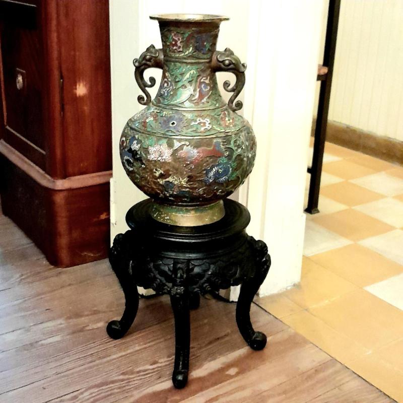Jarrón Chino Bronce Cloisonné. Esmalte Alveolado Con Base Madera Ebonizada