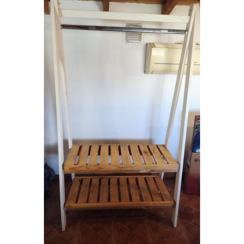 Perchero plegable de pino.