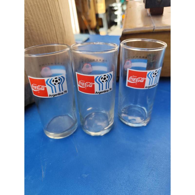 Antiguos vasos de vidrio y plástico