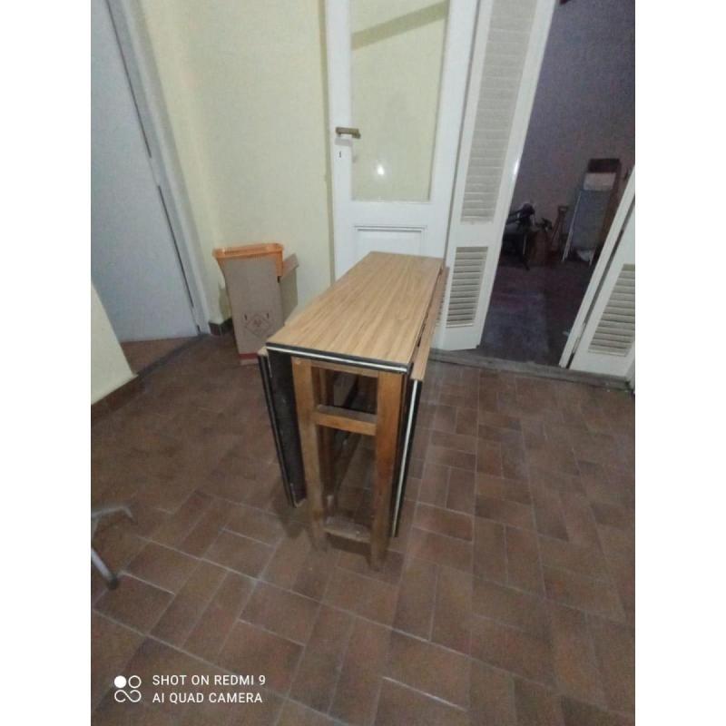 Mesa plegable con estructura de madera y tapa en MDF