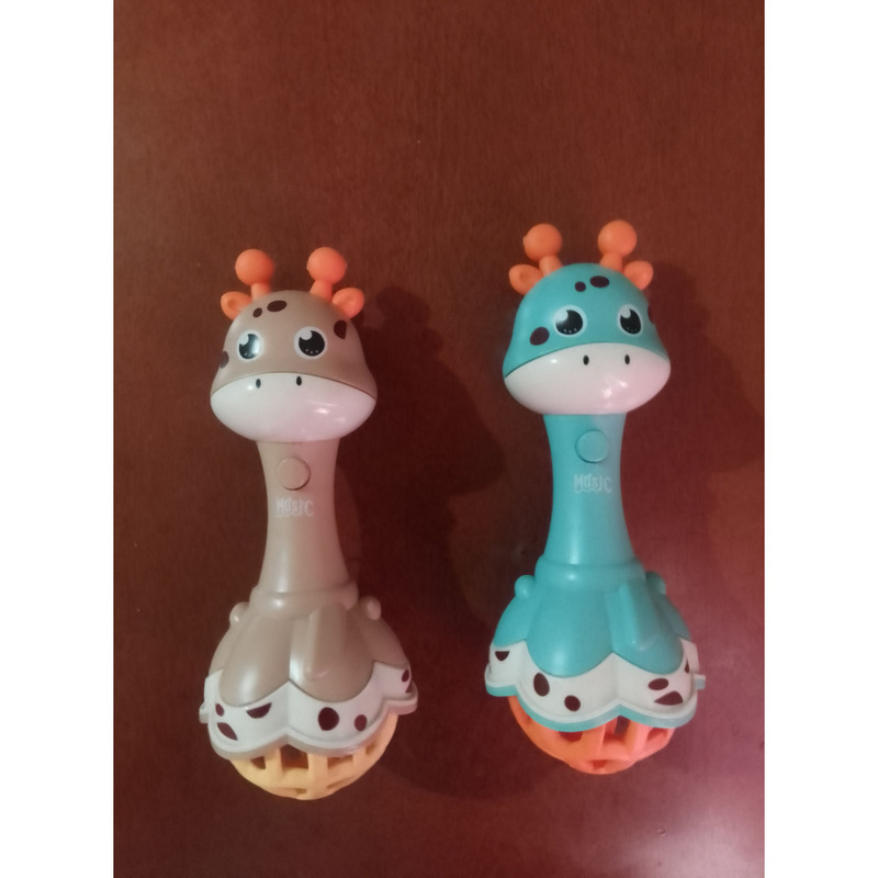 Jirafa con música y luces con sonajero incluído