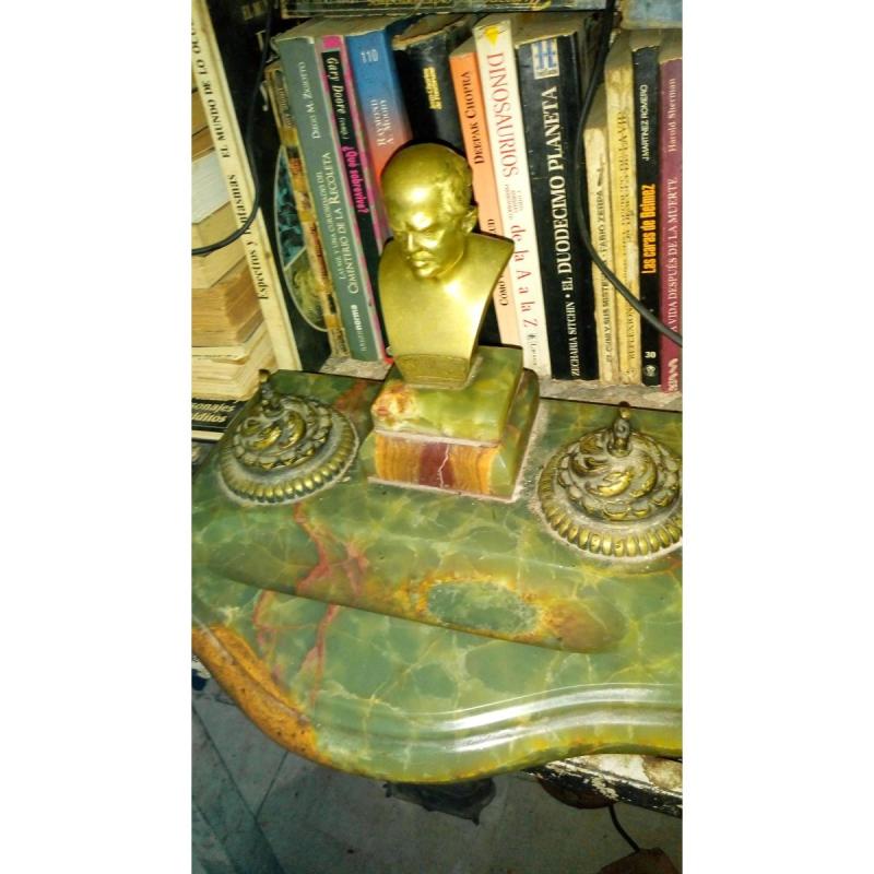 Hermosa escribanía de ónix y bronce con busto de Domingo Faustino Sarmiento. 150.000$
