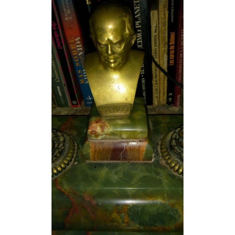 Hermosa escribanía de ónix y bronce con busto de Domingo Faustino Sarmiento. 150.000$ - 2