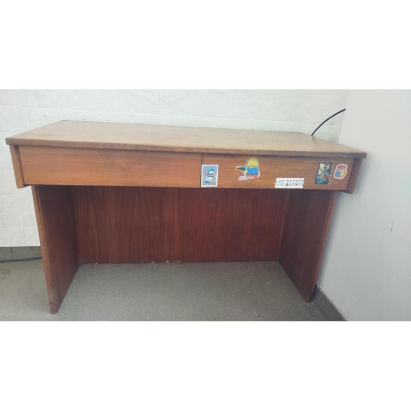 Escritorio de madera de algarrrobo
