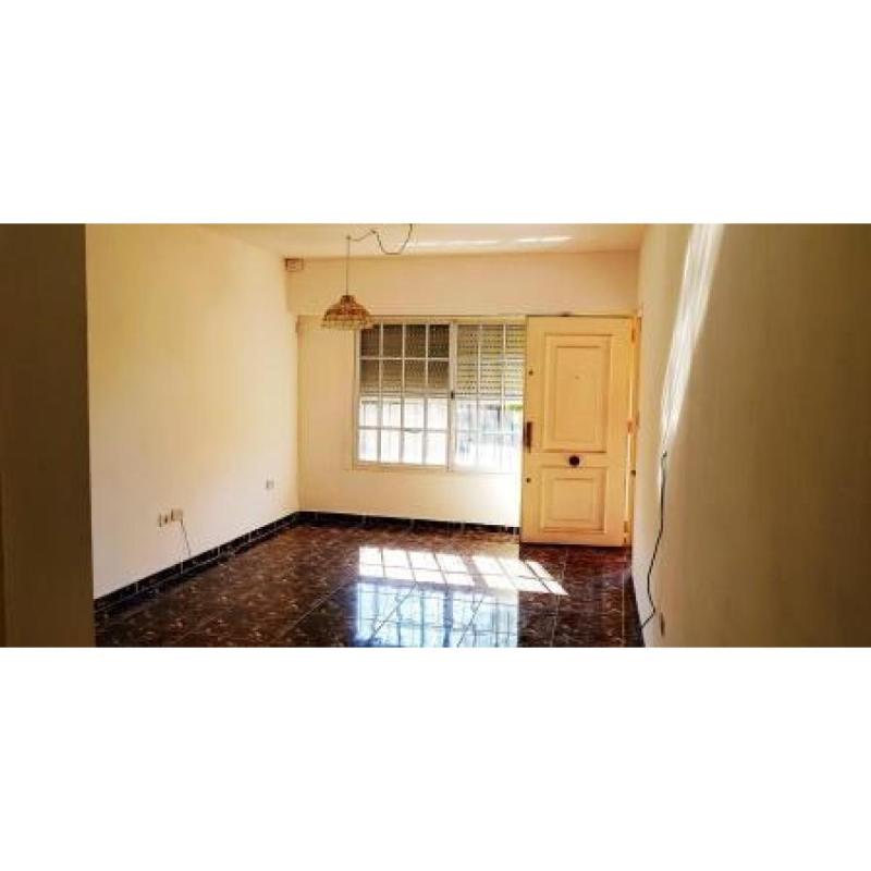 Alquiler En Castelar Nte. Chalet 4 Amb.Inst.Cochera Fondo $1350000. - 2