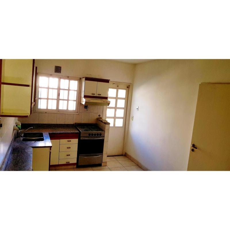 Alquiler En Castelar Nte. Chalet 4 Amb.Inst.Cochera Fondo $1350000. - 3