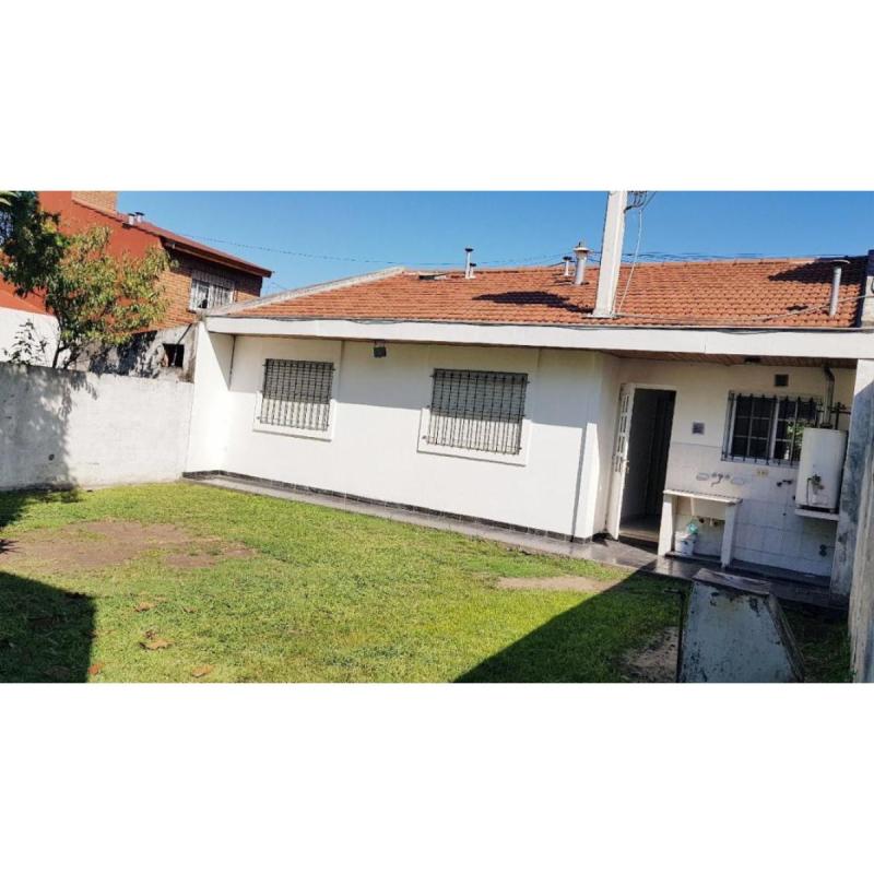 Alquiler En Castelar Nte. Chalet 4 Amb.Inst.Cochera Fondo $1350000. - 4