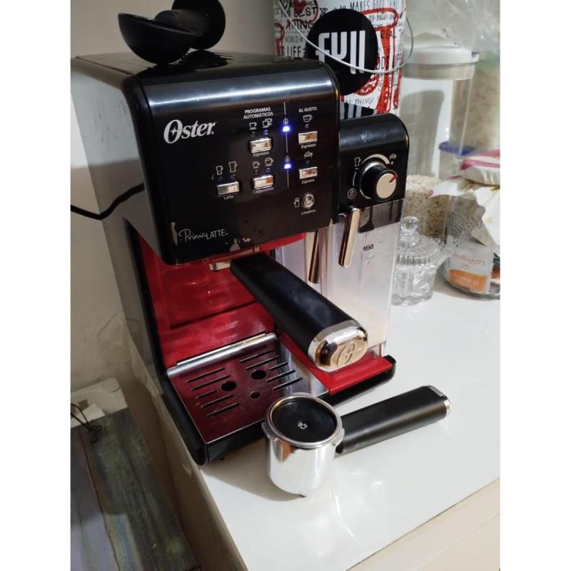 Cafetera Oster Prime Latte 6701B. (19 bares) en excelente estado. Con caja original y manual de uso.