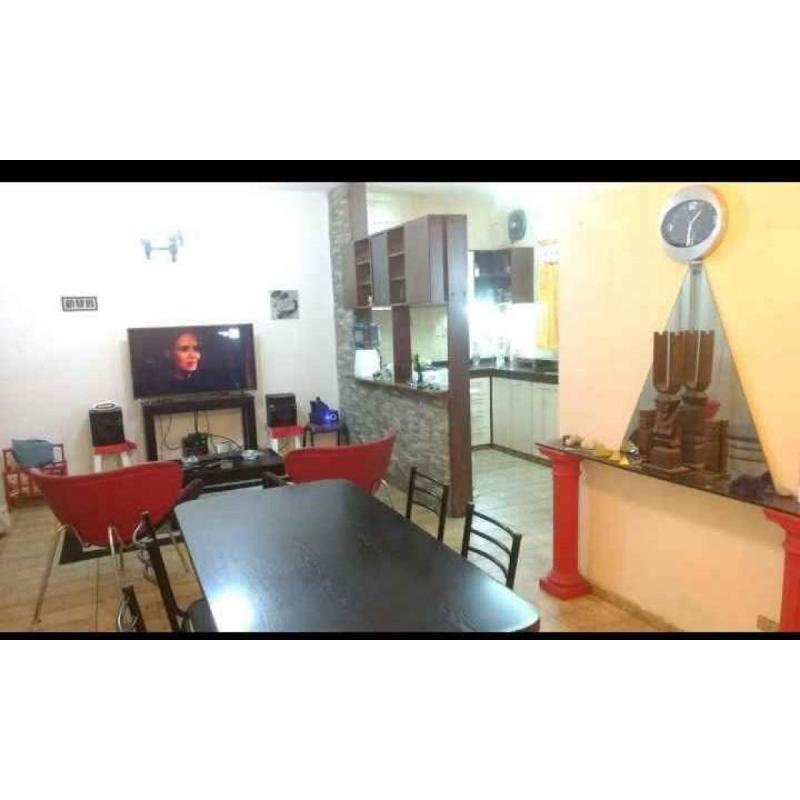 Venta ph 3 ambientes al frente en 2 plantas zona caseros - 7/10