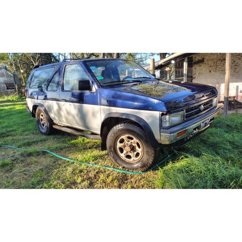 Nissan Pathfinder 4x4 modelo 1992 con trailer 2000 kilos
