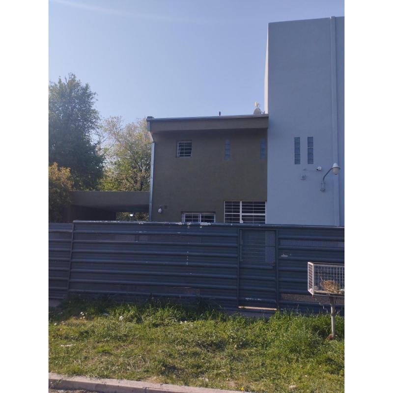 Duplex planta alta y planta Baja. 140 m2 cubiertos. 200 m2 de terreno Amplios patios. Cochera cubier