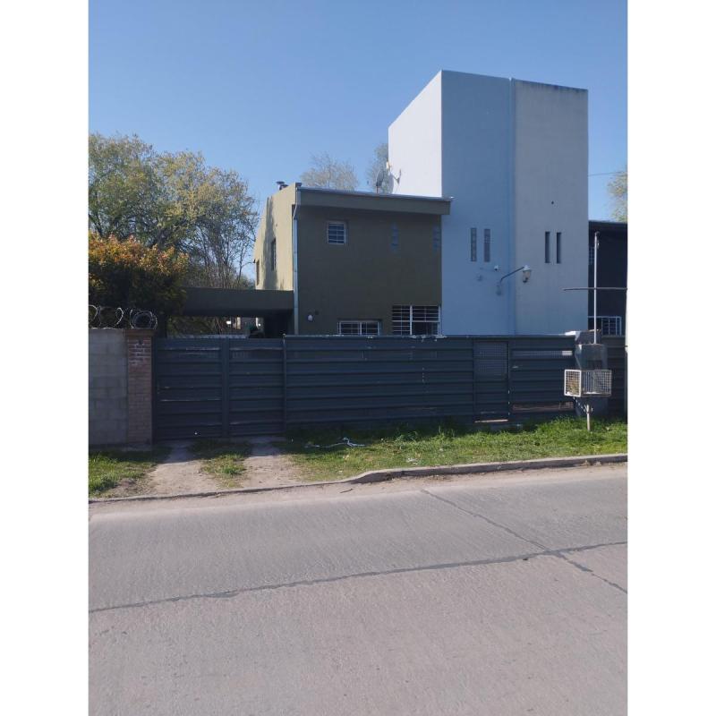Duplex planta alta y planta Baja. 140 m2 cubiertos. 200 m2 de terreno Amplios patios. Cochera cubier - 3