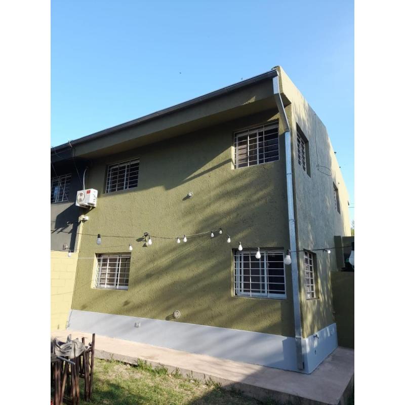 Duplex planta alta y planta Baja. 140 m2 cubiertos. 200 m2 de terreno Amplios patios. Cochera cubier - 4