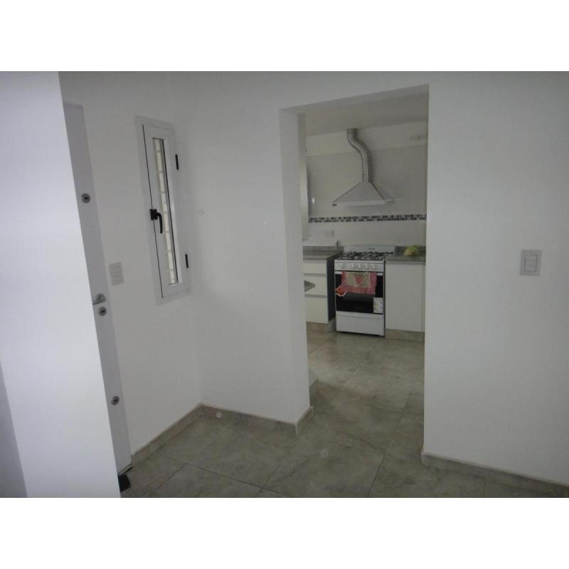 Duplex planta alta y planta Baja. 140 m2 cubiertos. 200 m2 de terreno Amplios patios. Cochera cubier - 5