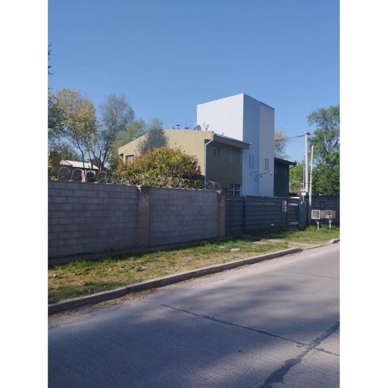 Duplex planta alta y planta Baja. 140 m2 cubiertos. 200 m2 de terreno Amplios patios. Cochera cubier - 9