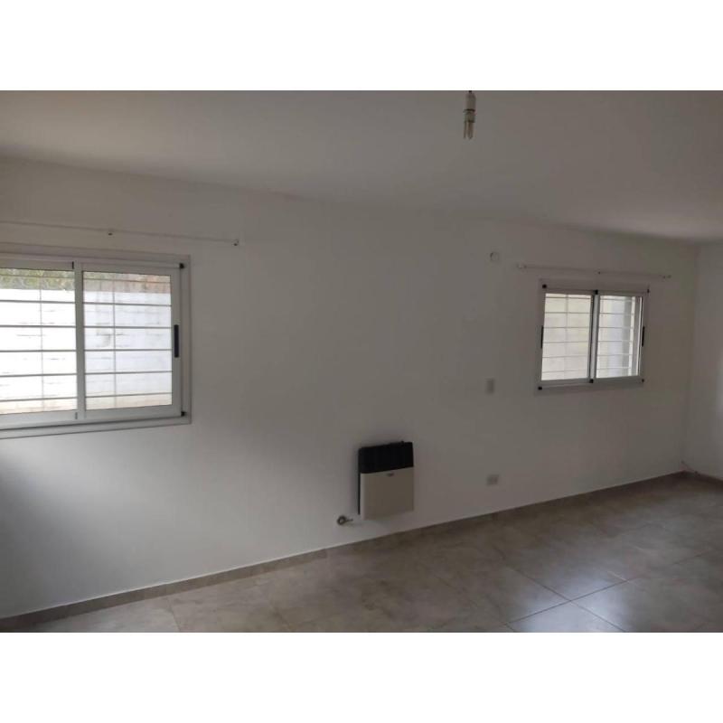Duplex planta alta y planta Baja. 140 m2 cubiertos. 200 m2 de terreno Amplios patios. Cochera cubier - 11