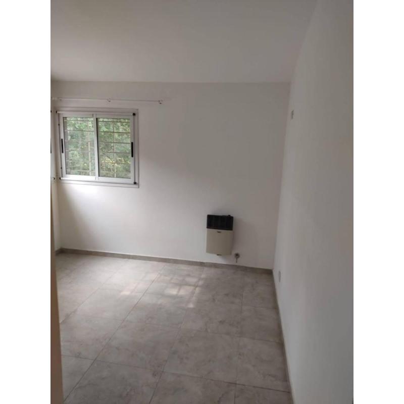 Duplex planta alta y planta Baja. 140 m2 cubiertos. 200 m2 de terreno Amplios patios. Cochera cubier - 12