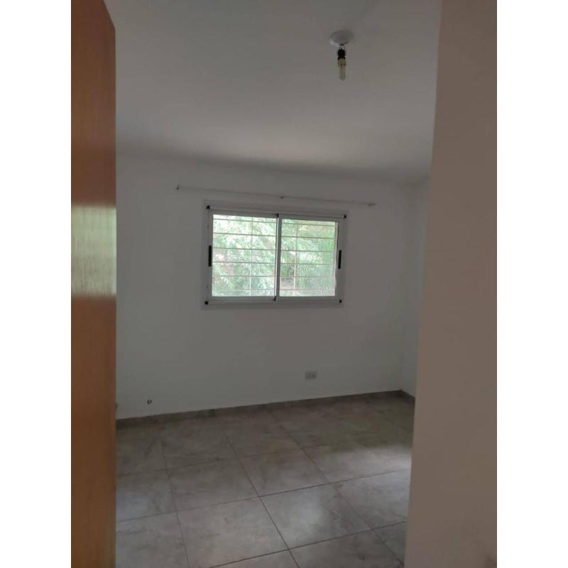 Duplex planta alta y planta Baja. 140 m2 cubiertos. 200 m2 de terreno Amplios patios. Cochera cubier - 13