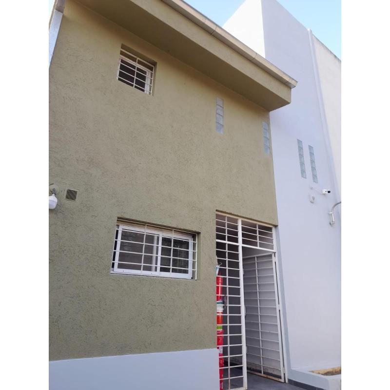 Duplex planta alta y planta Baja. 140 m2 cubiertos. 200 m2 de terreno Amplios patios. Cochera cubier - 14