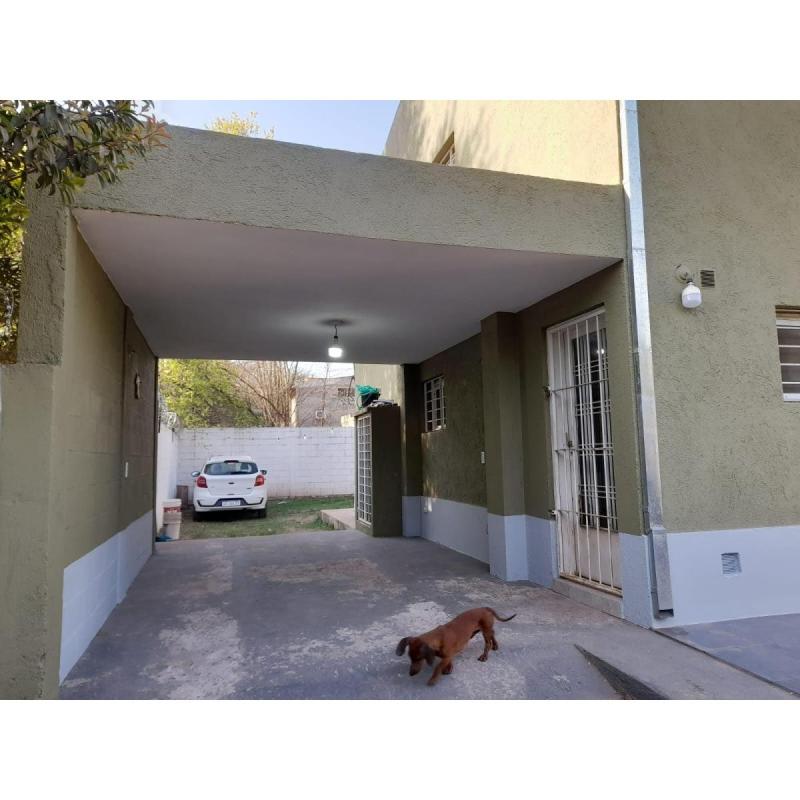 Duplex planta alta y planta Baja. 140 m2 cubiertos. 200 m2 de terreno Amplios patios. Cochera cubier - 16