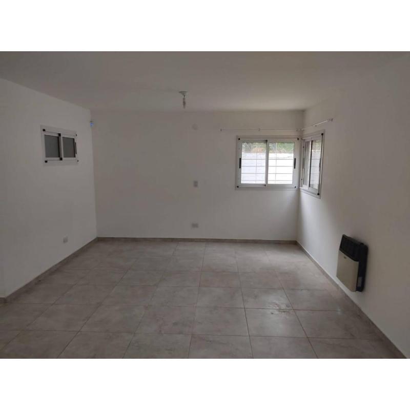 Duplex planta alta y planta Baja. 140 m2 cubiertos. 200 m2 de terreno Amplios patios. Cochera cubier - 19