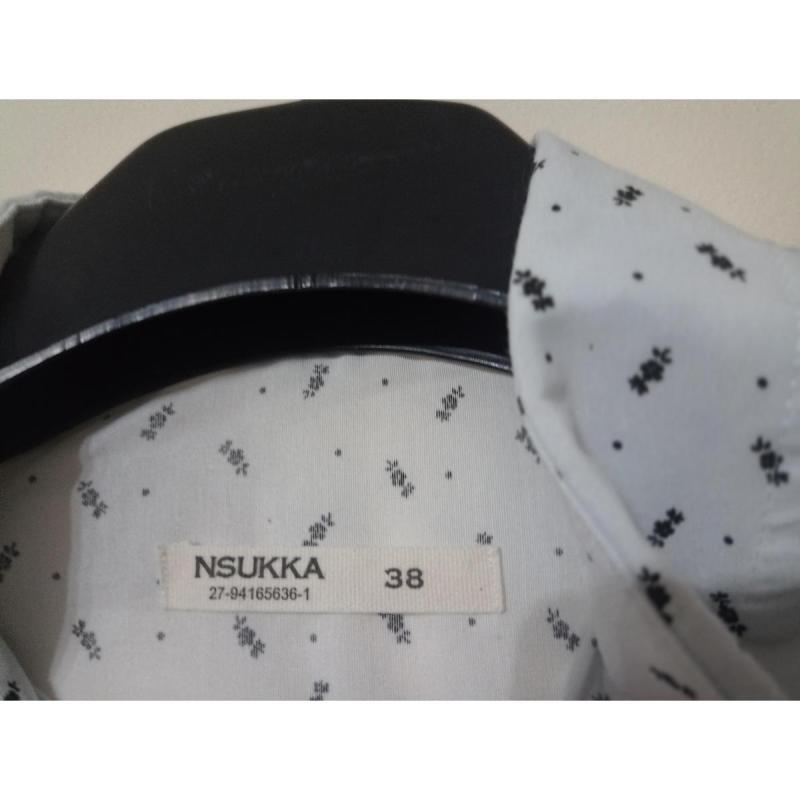 Camisa blanca con arabescos. Talle 38