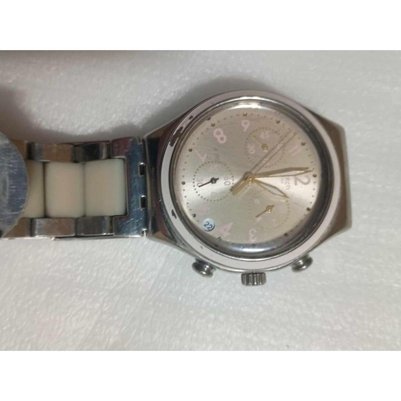 Reloj de hombre cronografo Swatch Irony funcionando.