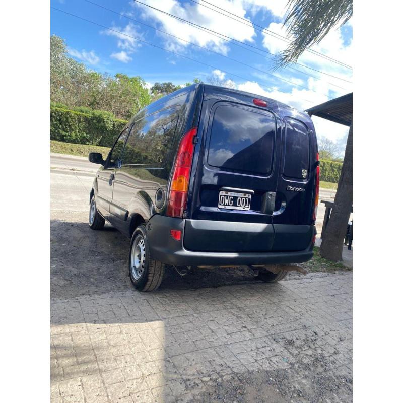 Kangoo modelo 2015 nafta GNC con 150000 - 2