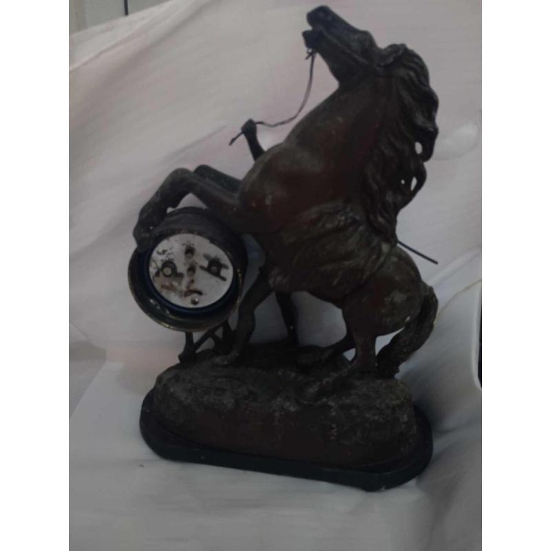Reloj de mesa Junghans en escultura de cobre de caballo 45 cm x 30 cm