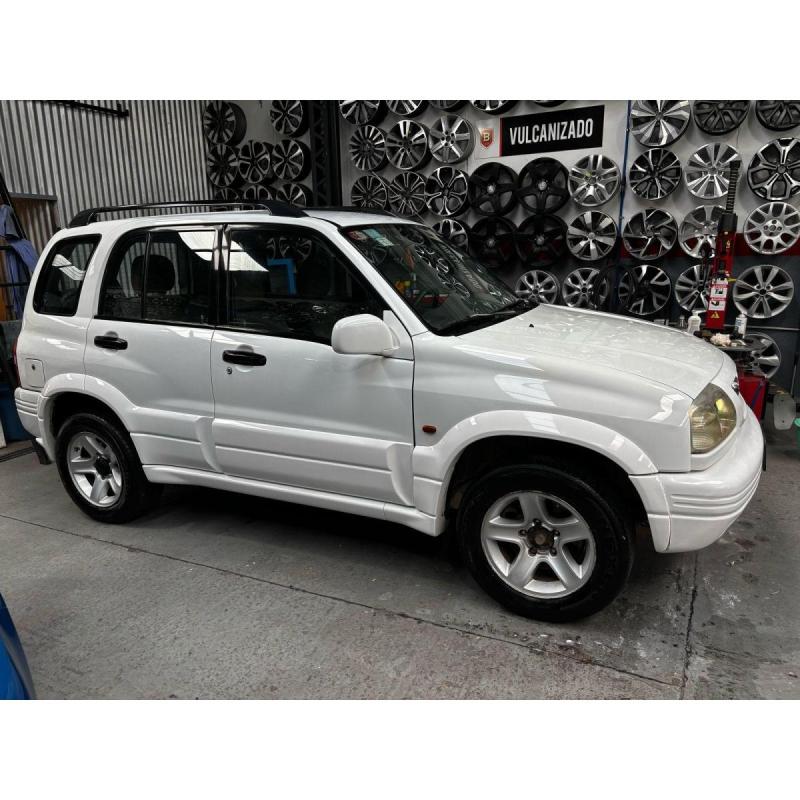 Vendo gran Vitara en impecable estado modelo 2000 Titular al día. Servicio de distribución nueva