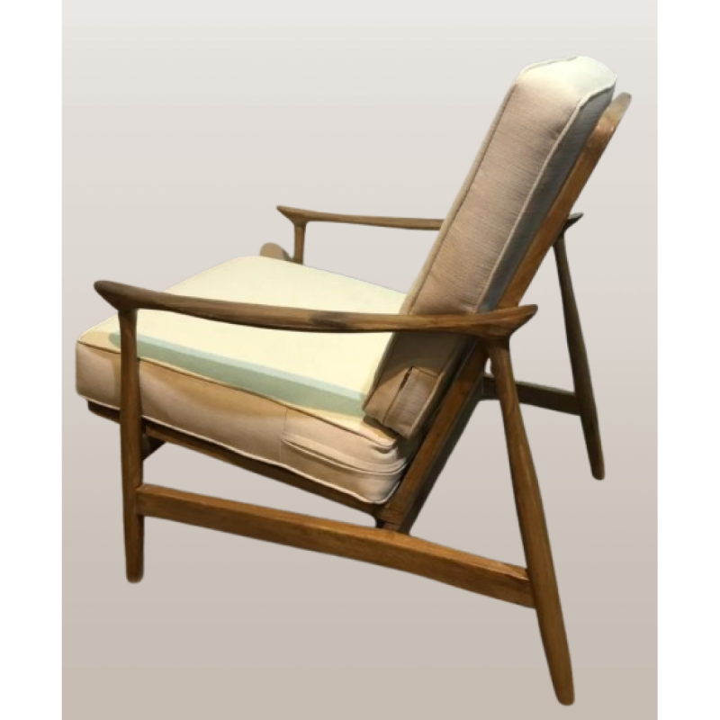 Sillón escandinavo en madera maciza petiribi con almohadones