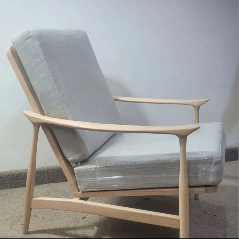 Sillón escandinavo en madera maciza lenga (guindo) con almohadones
