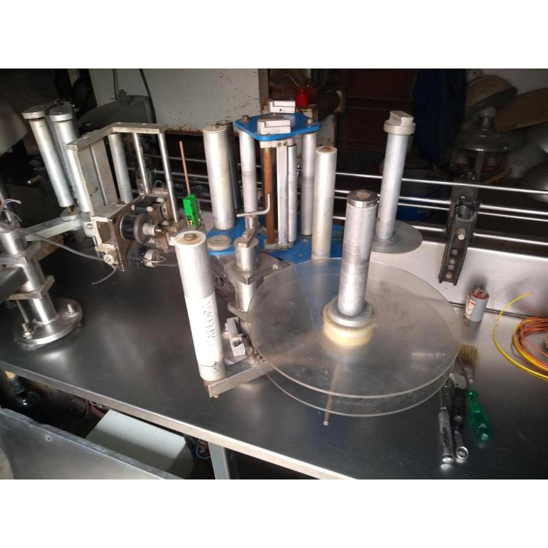 Etiquetadora autoadhesiva automatica para envases cilindricos o botellas